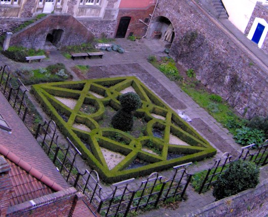 A knot garden in Bristol UK  Pic by Rodw  Released into the Public Domain {{PD}} Thanks, Rodw!