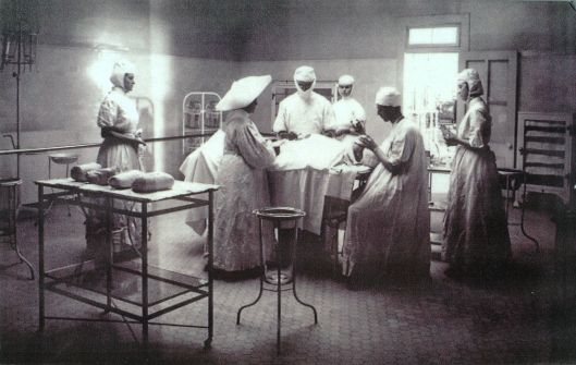 This unearthly photo shows the interior of the Los Angeles Infirmary, 1908 {{PD}}