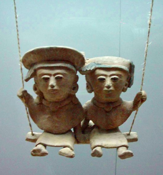 Swinging figurines of the Remojadas style. Frida27Ponce  Creative Commons Attribution 2.0 Generic