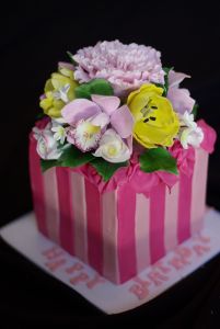 By mags - Flower Box Cake, CC BY-SA 2.0, https://commons.wikimedia.org/w/index.php?curid=34997634