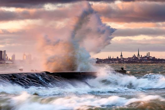 Tallinn bay during December storm from Merivälja. Tallinn, Estonia. A striking photo by Aleksandr Abrosimov CC BY-SA 4.0 via Wikimedia Commons
